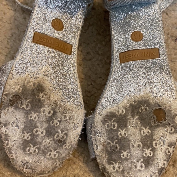 NINE WEST SILVER HEELS - Picture 3 of 4